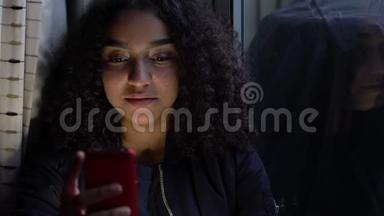 美国黑人少女少女少女利用手机在深夜的社交媒体上靠窗少女